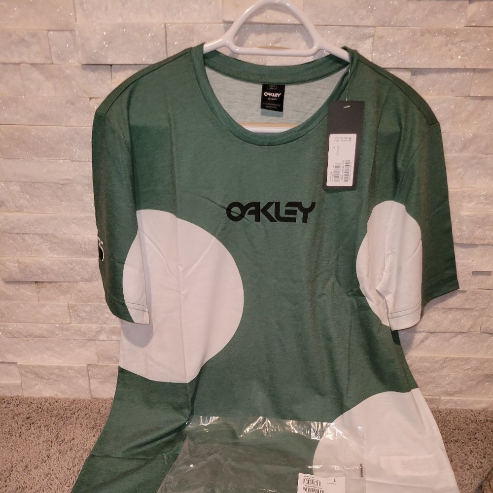 Men's Oakley Tshirt